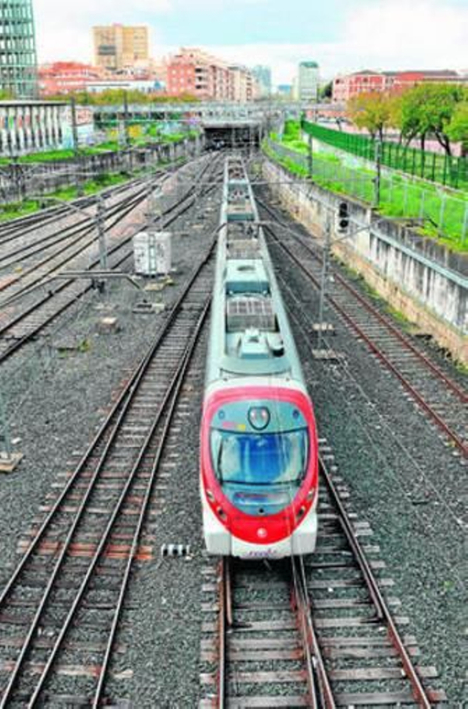 Un tren de Cercanías procedente de San Bernardo sale del túnel hacia Santa Justa, ayer.