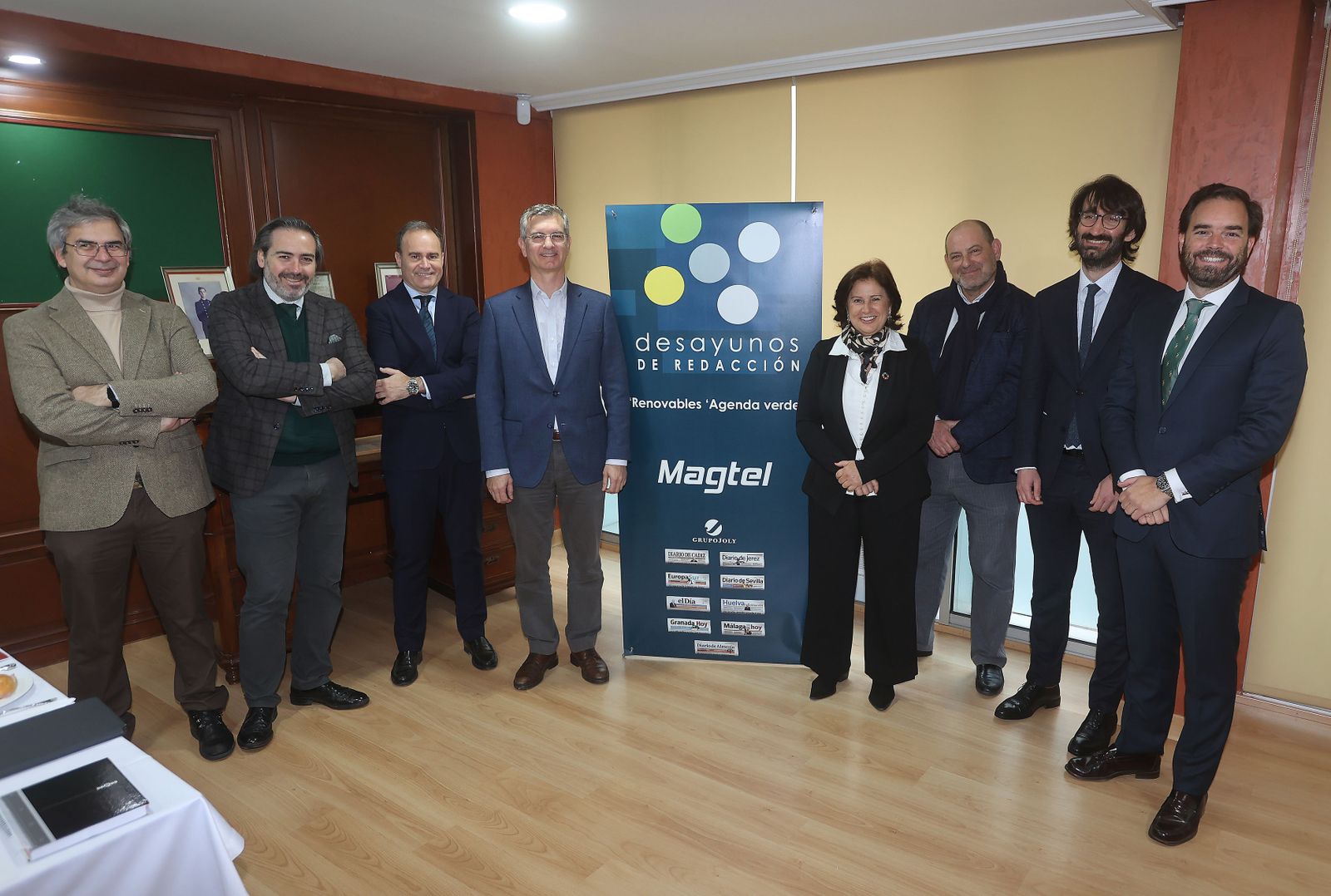 Foto grupal antes comenzar el debate. De izda. a dcha., Jesús Riquelme, Alberto Grimaldi, Manuel Larrasa, Arturo Buenaventura, Esperanza Fitz, Alfonso Vargas, Jesús Marcos y Manuel García Lláser.