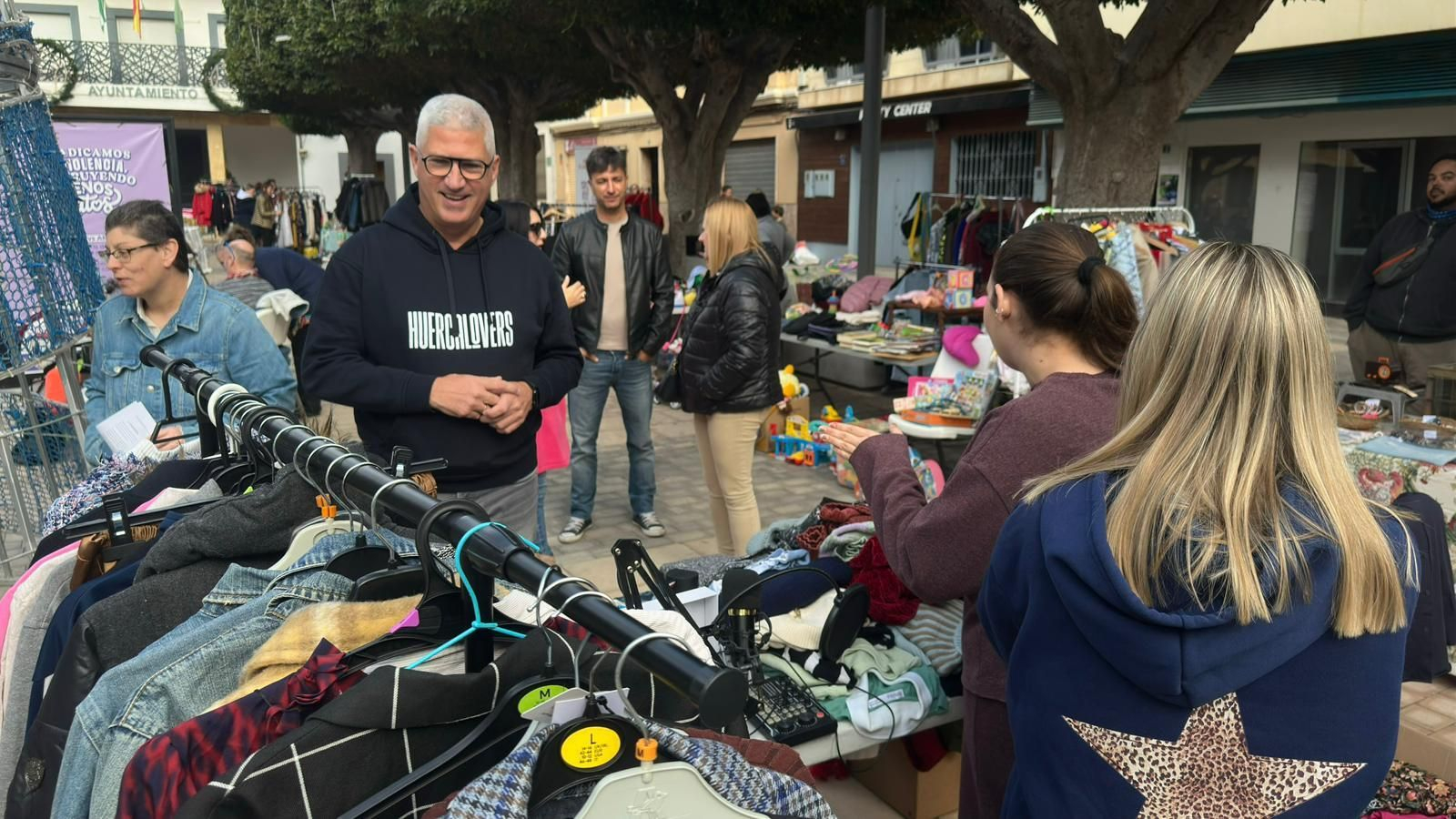 Huércal de Almería da una segunda vida a la ropa y tecnología: así se ha vivido Huercallapop