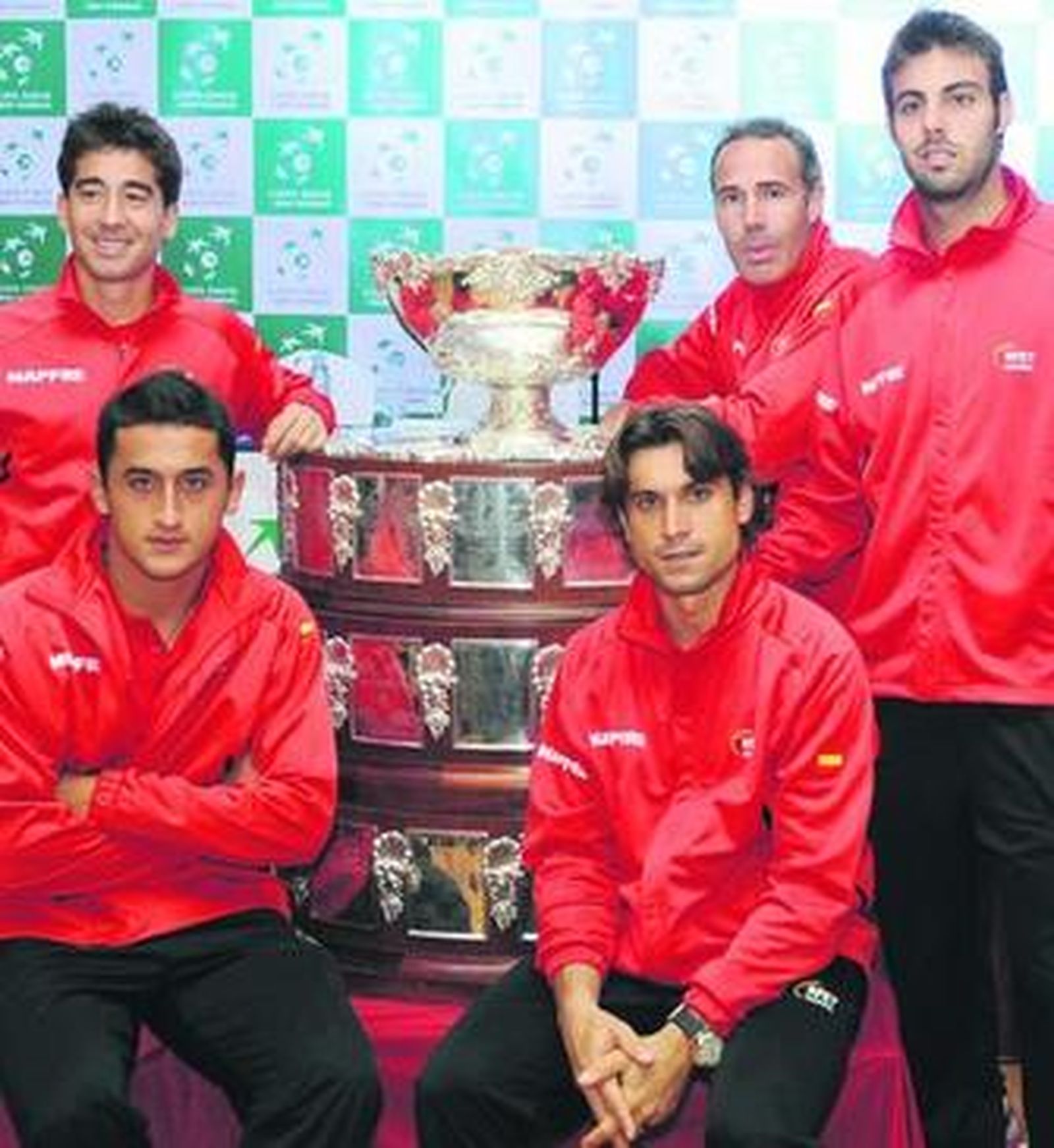 Almagro, Ferrer, López, Corretja y Granollers posan junto a la Copa.