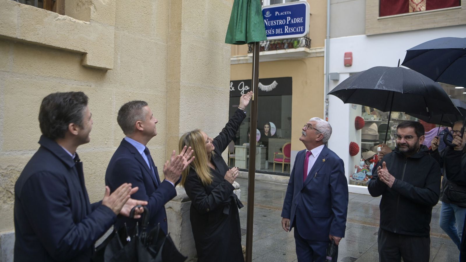 Momento del descubrimiento de la placa