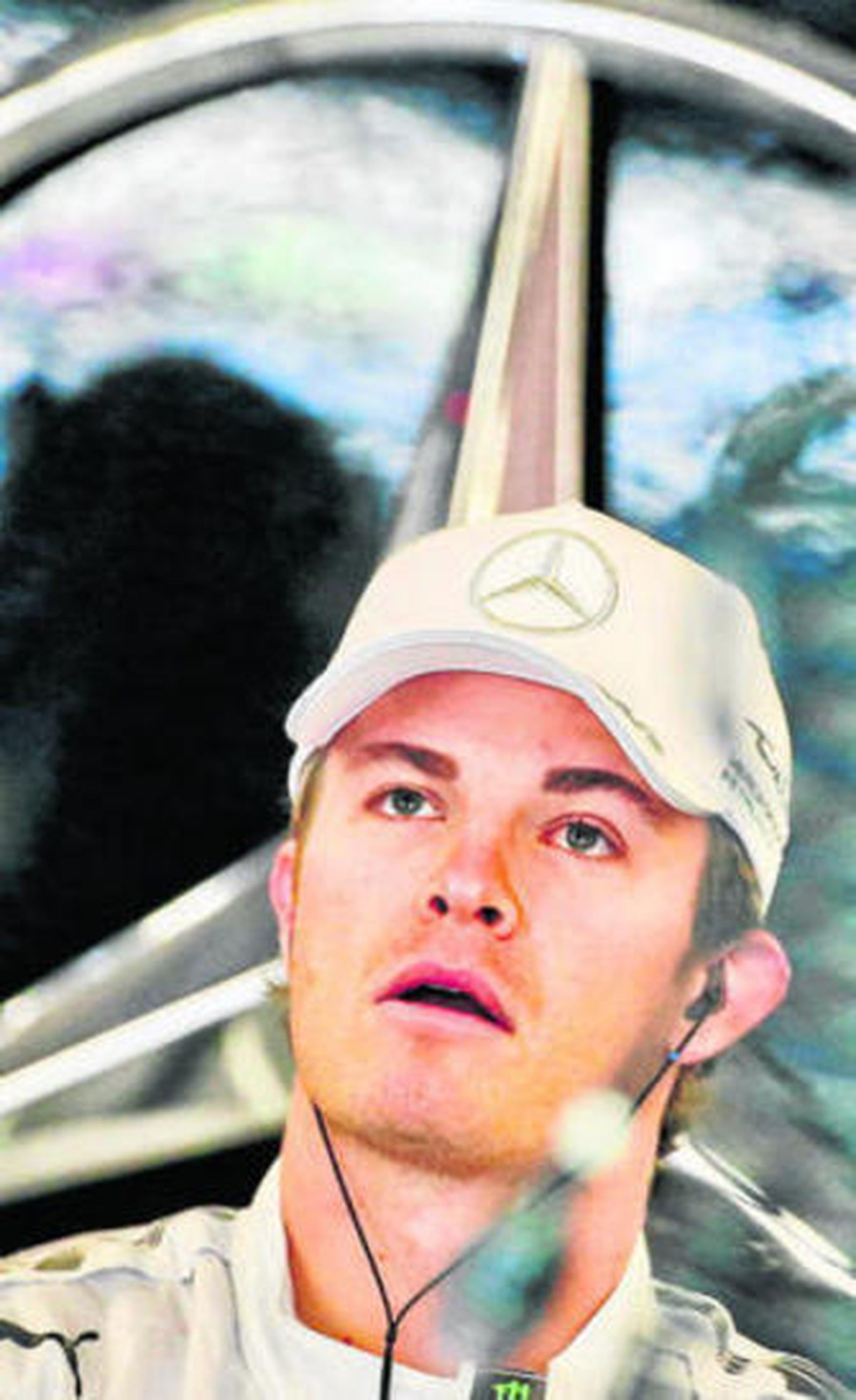 Rosberg (Mercedes) observa las pantallas durante la última sesión libre.