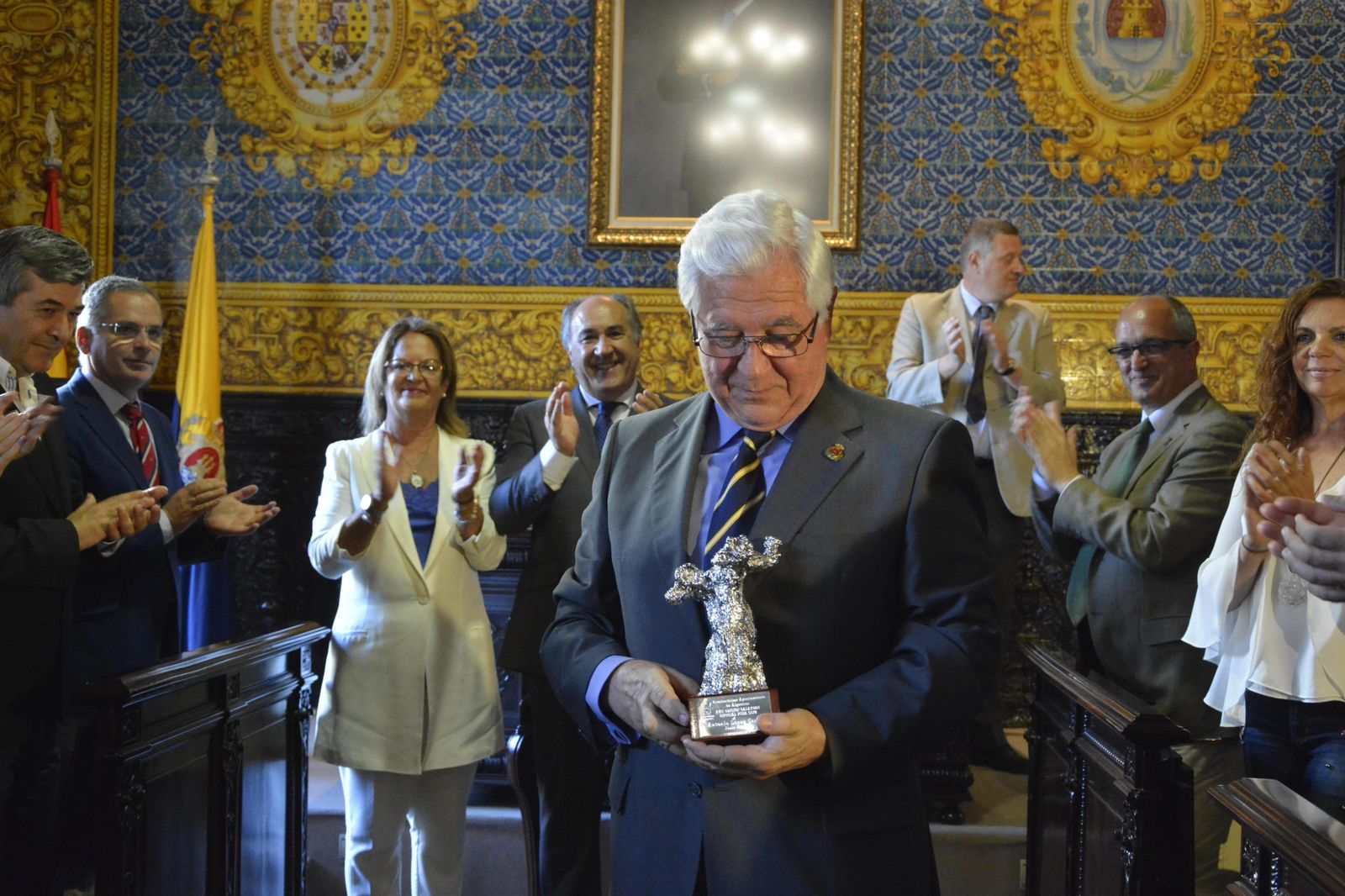 Antonio López Canales observa el galardón aplaudido detrás por Landaluce, Cid y Silva.