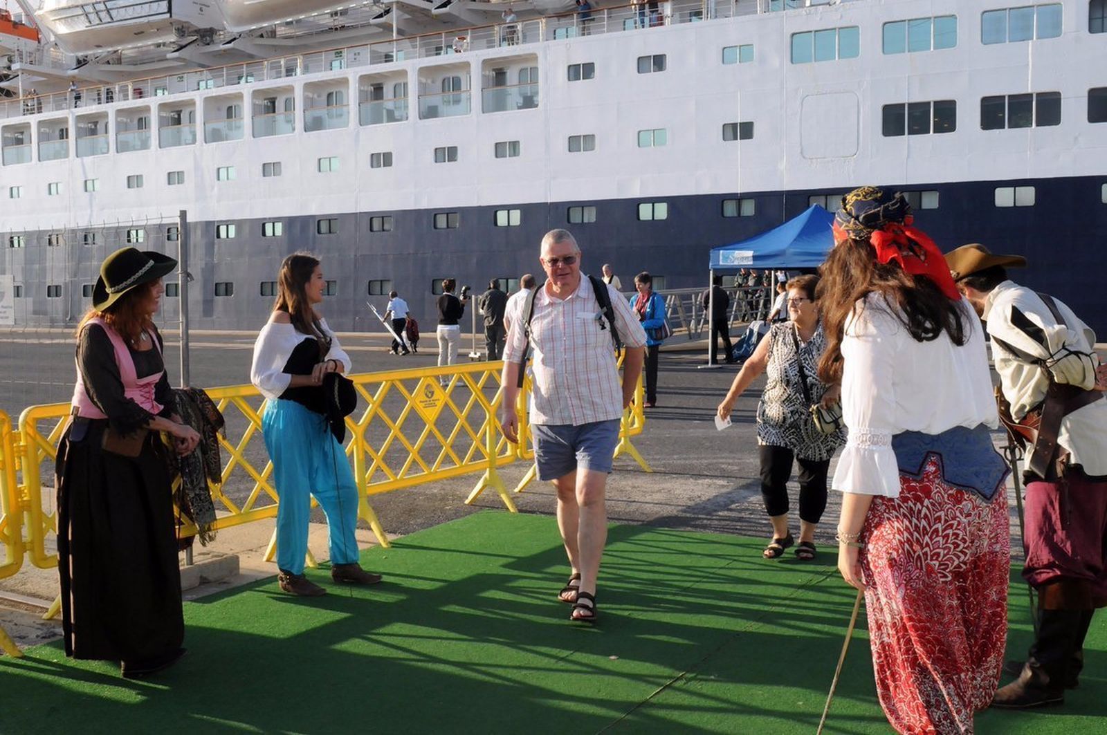 Desembarque de los pasajeros en la mañana de ayer.