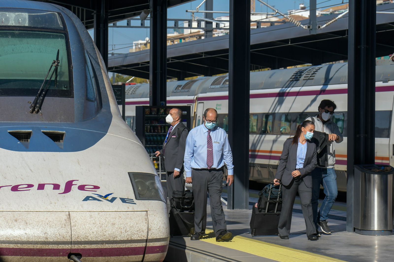 Viajeros en una estación del AVE.