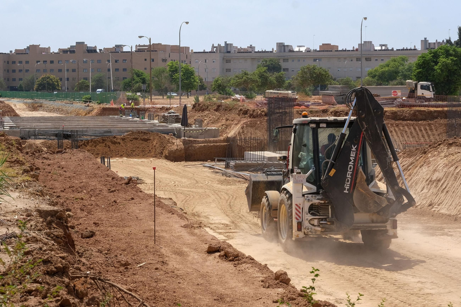 Obreros trabajando en la estación Pino Montano Norte, esta semana.