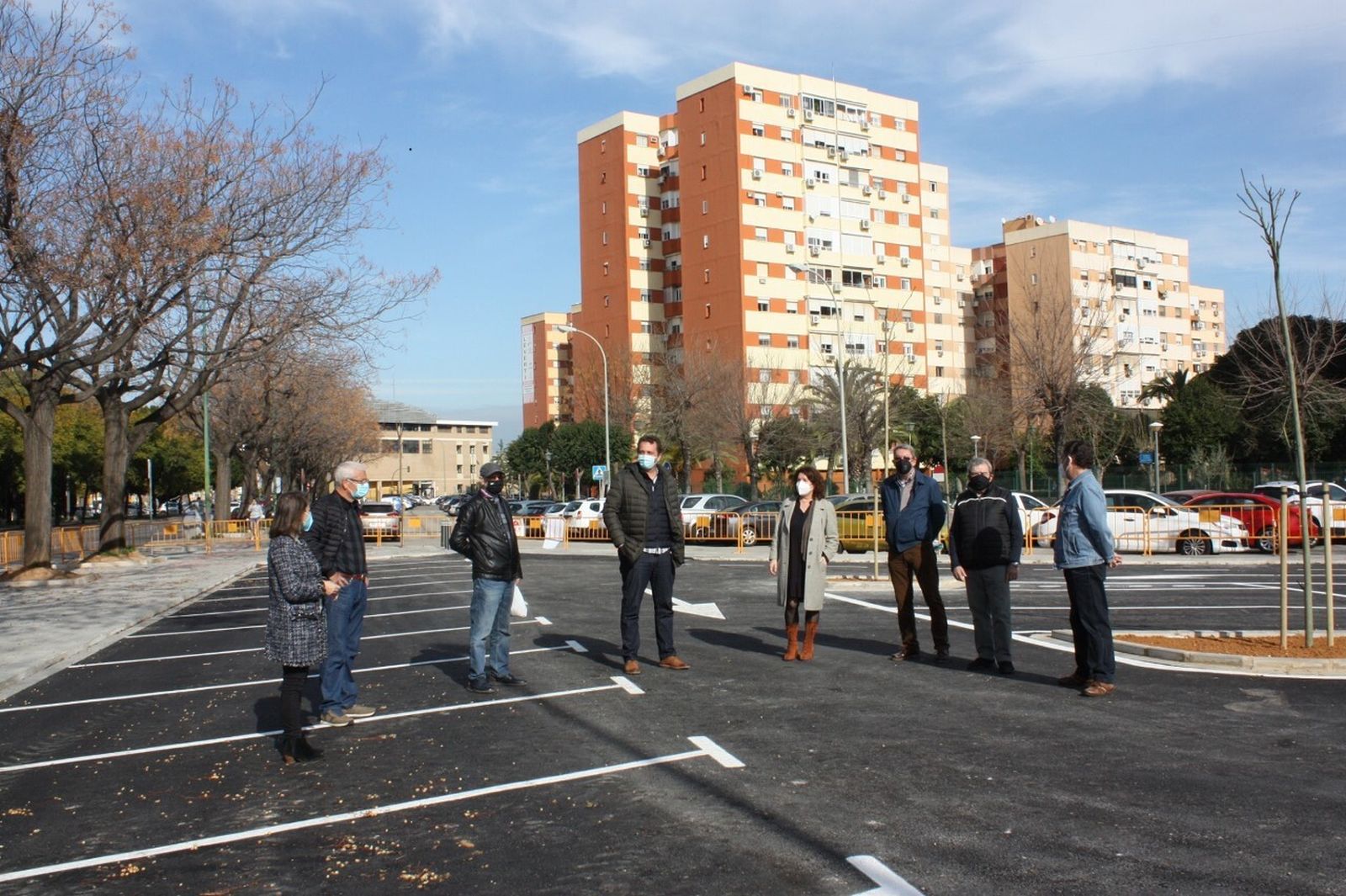 El delegado del Distrito Norte, Juan Antonio Barrionuevo, comprueba el final de las obras con los vecinos de San Diego.