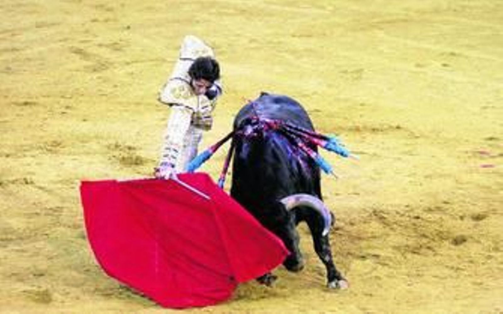 El diestro Juan José Padilla toreando con la mano derecha al toro de El Torero, que indultó ayer en la plaza de San Roque.