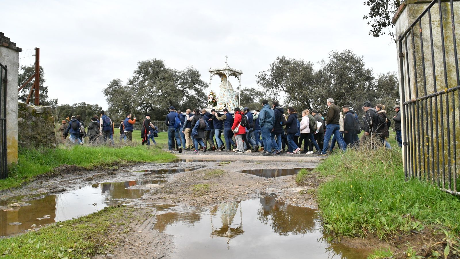 La Virgen de Luna, camino de Pozoblanco desde La Jara por un camino embarrado.