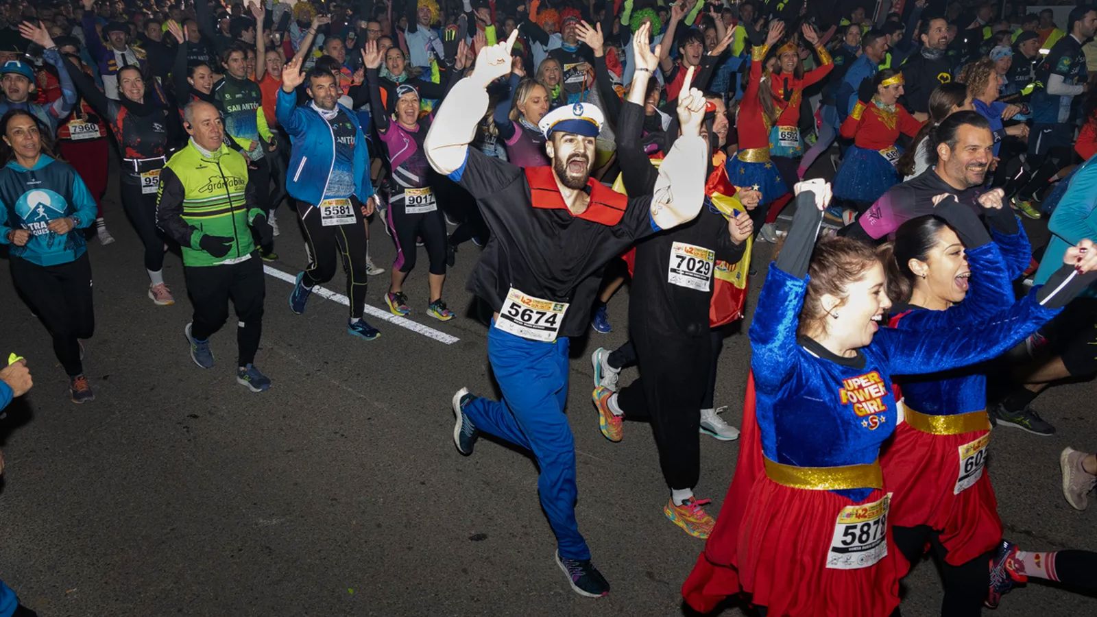 Además de los corredores de élite y la carrera infantil, muchos participantes acuden a la San Antón disfrazados, haciendo de la carrera un evento divertido.
