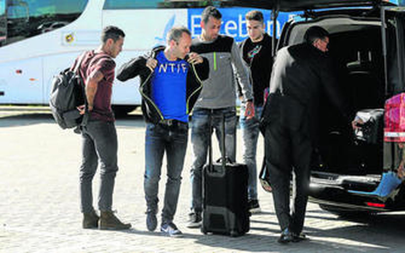 Thiago, Iniesta, Busquets y Bartra sacan sus equipajes de un vehículo a su llegada a Las Rozas.