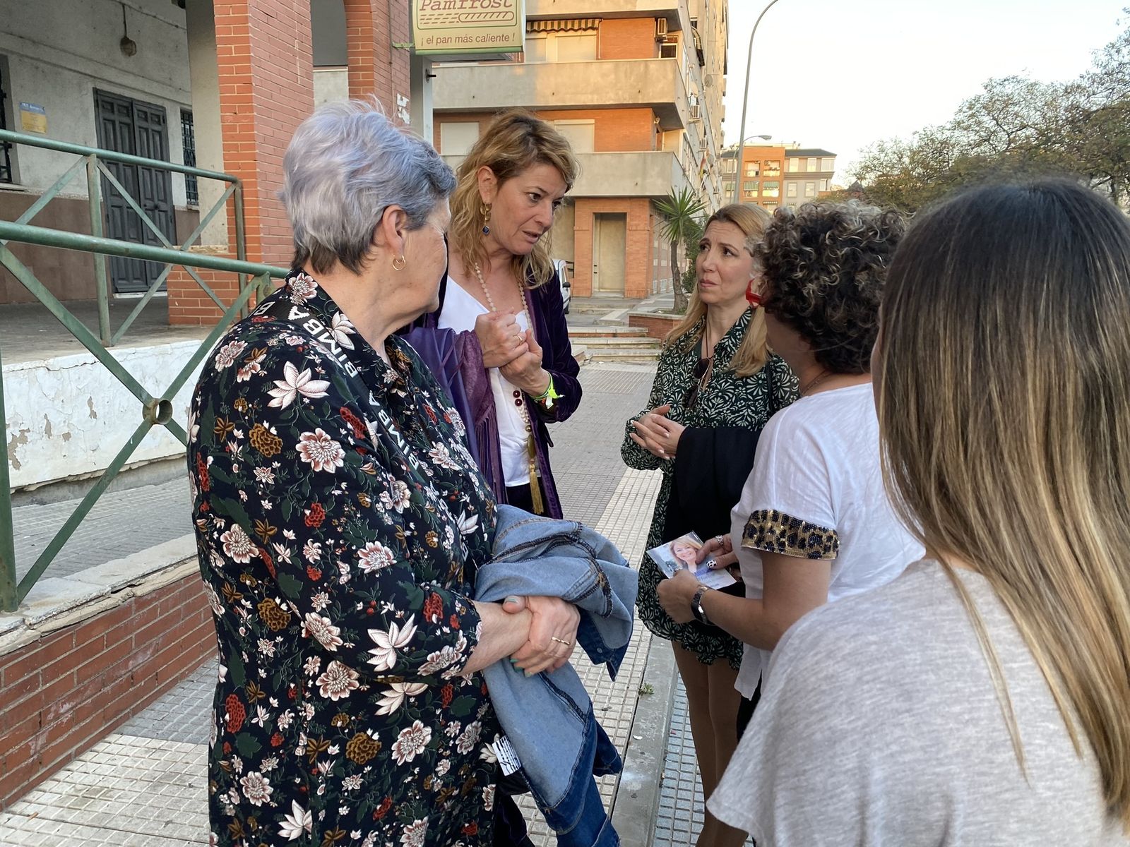 Pilar Miranda durante su visita al barrio de Nuevo Molino.