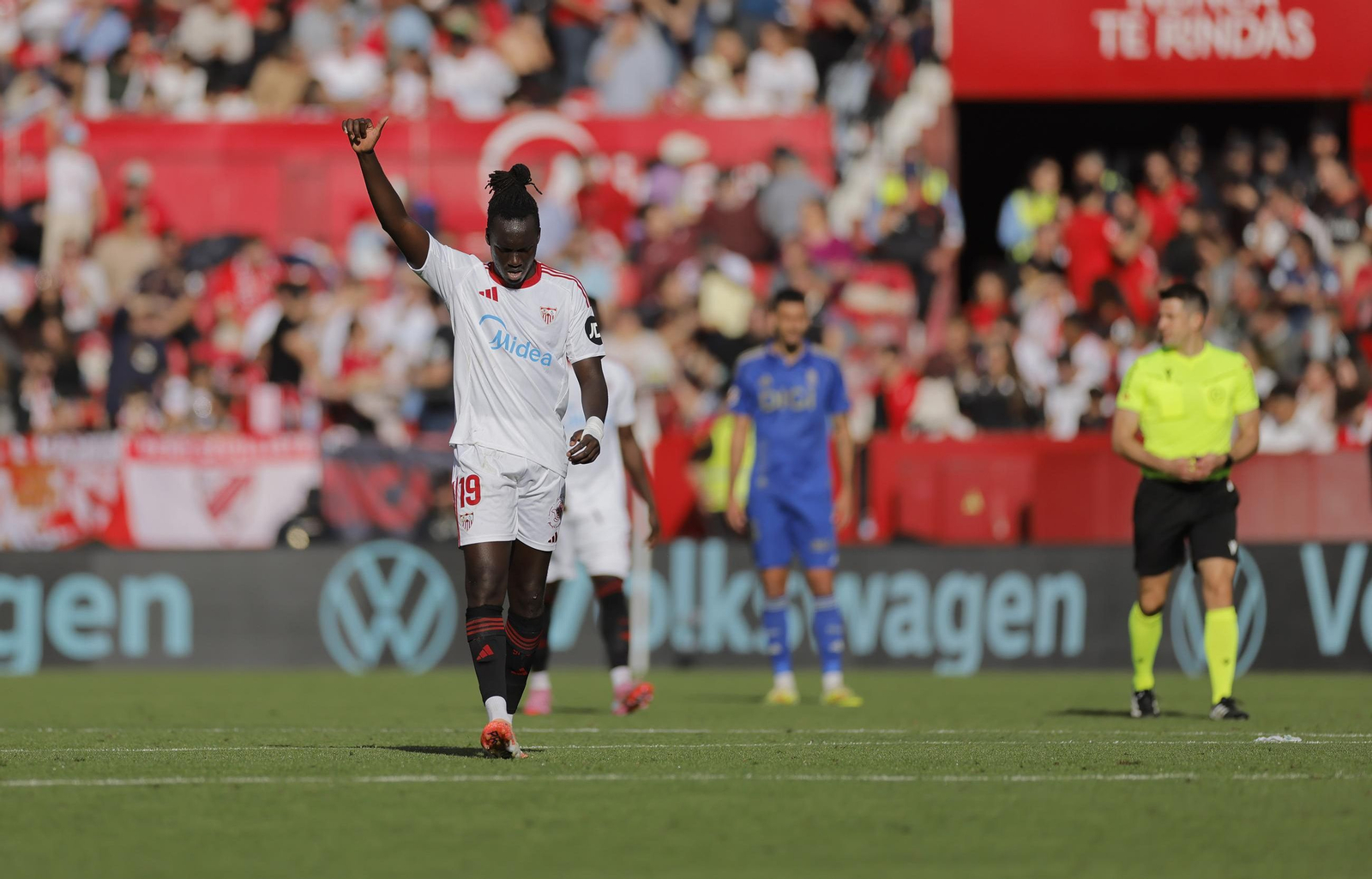 Mendy celebra con el brazo derecho en alto el golazo que firmó en el 3-0.
