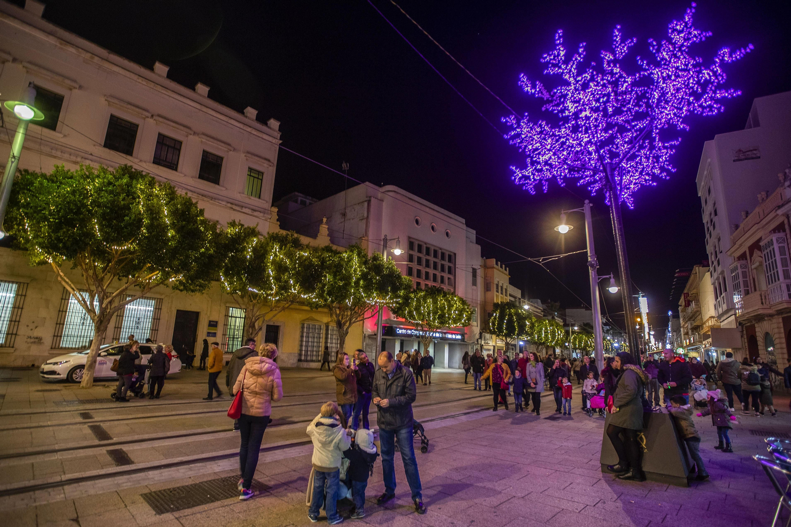 Las luces de Navidad iluminan ya San Fernando