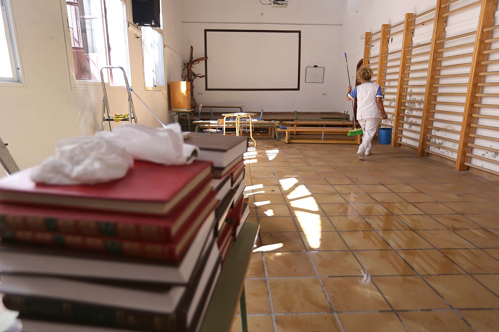 Una empleada de la limpieza, durante su horario de trabajo en un colegio público.