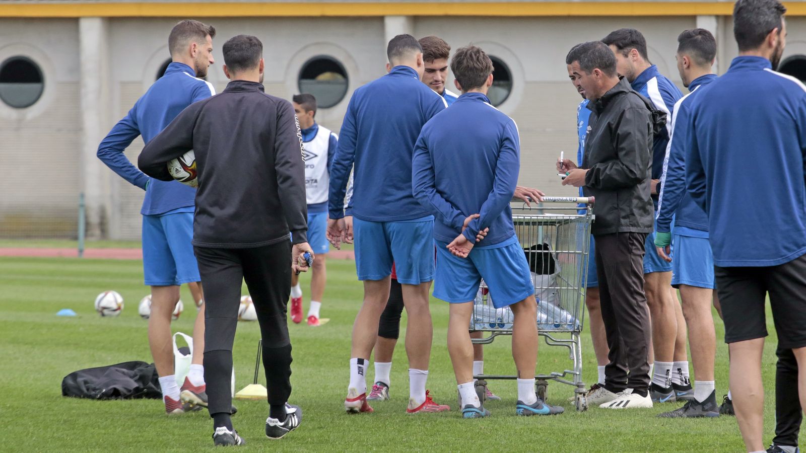 Pérez Herrera da instrucciones a sus jugadores en un entrenamiento en el Anexo Pepe Ravelo..