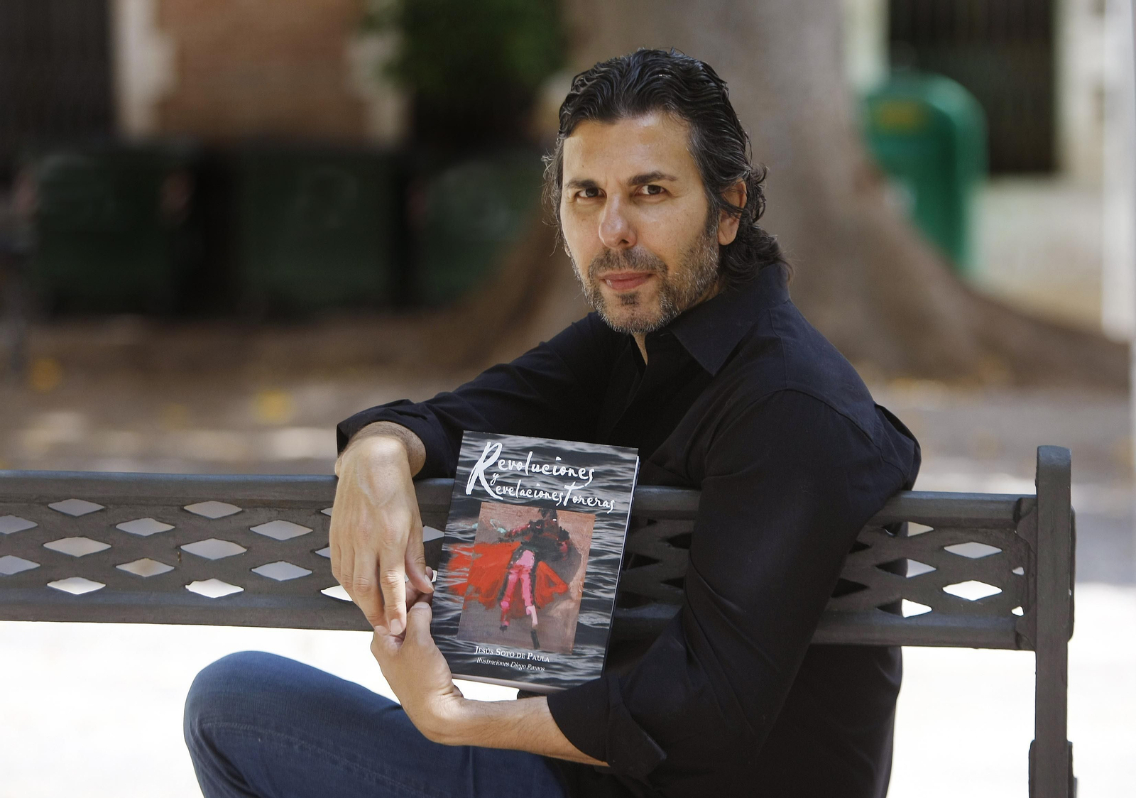 Jesús Soto de Paula posa con su nuevo libro. Jesús Soto de Paula posa con su nuevo libro.
