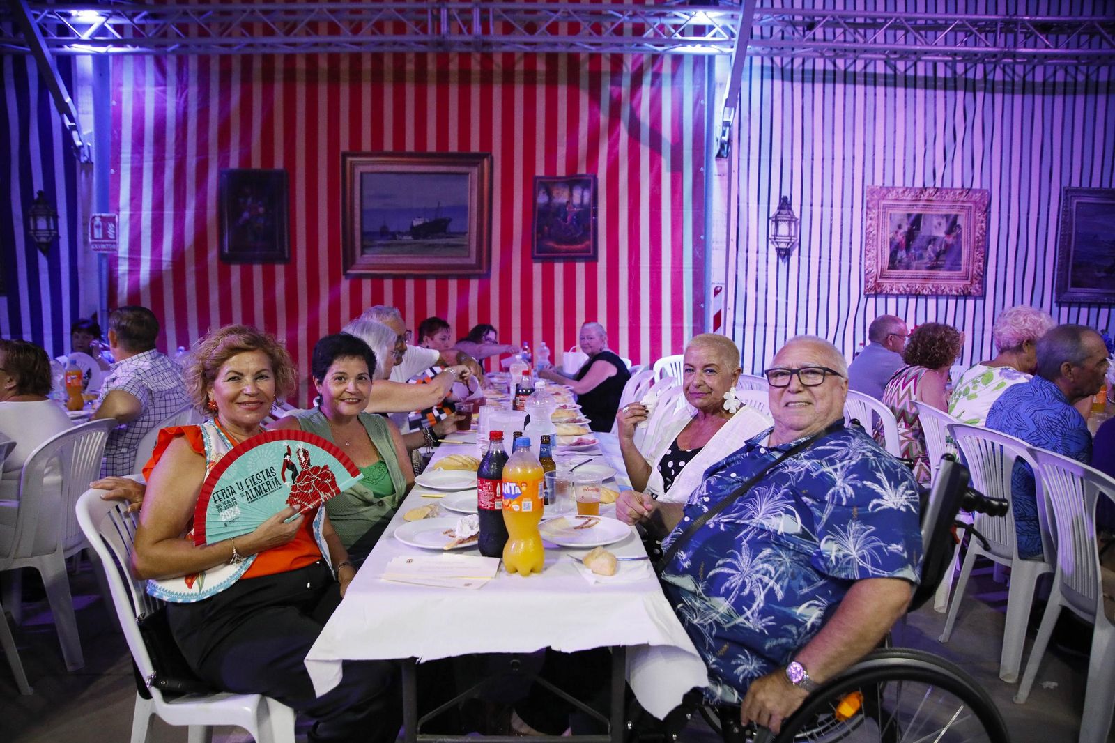 Las mejores imágenes del homenaje a los mayores en la caseta municipal de Almería