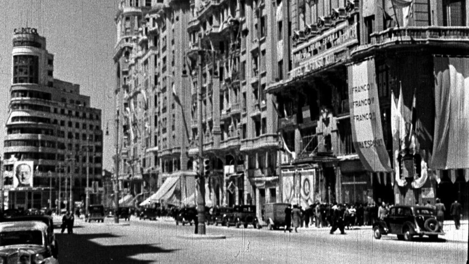 La Gran Vía a principios del régimen franquista, tras la entrada en Madrid de las tropas rebeldes