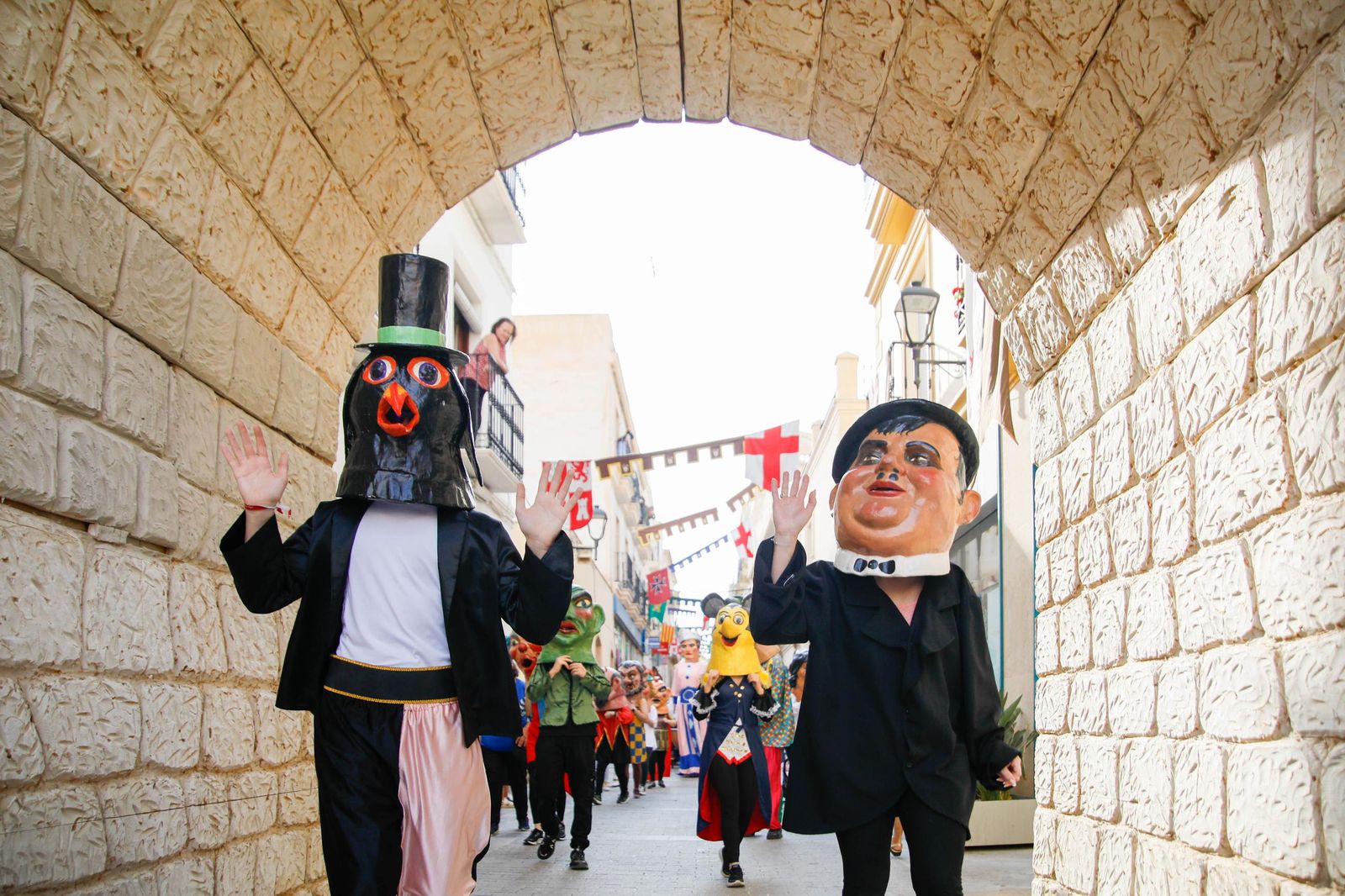 El desfile de Gigantes y Cabezudos marca el comienzo de las fiestas patronales de Vera