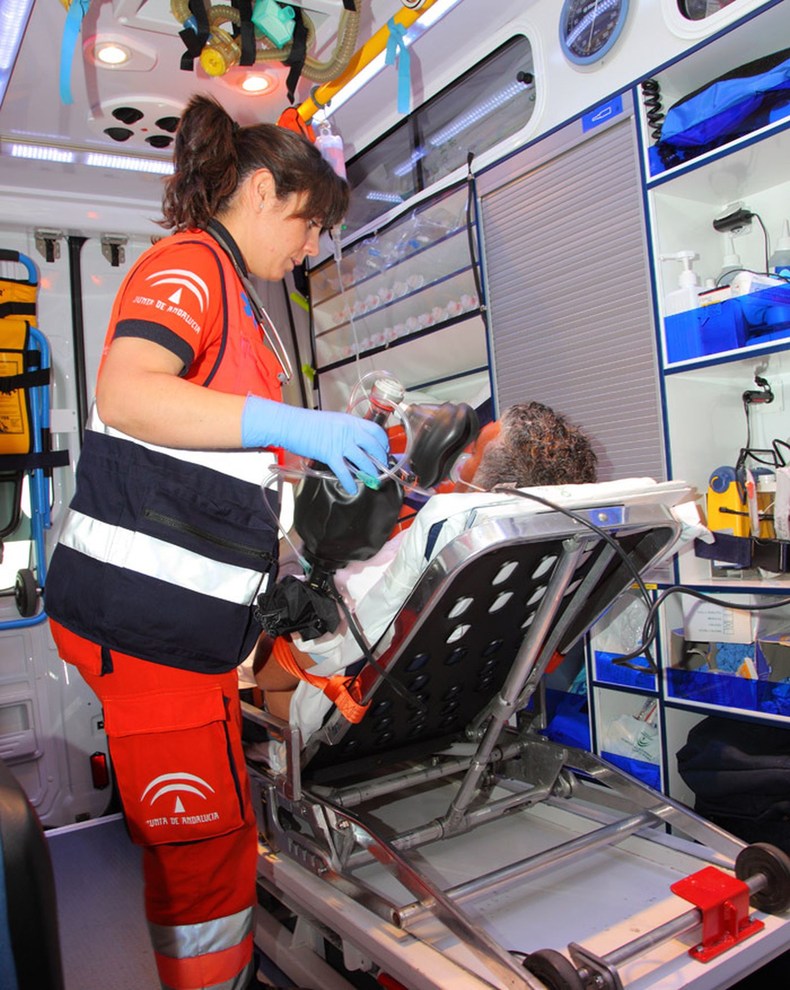 Un profesional del 061 atiende a una persona.