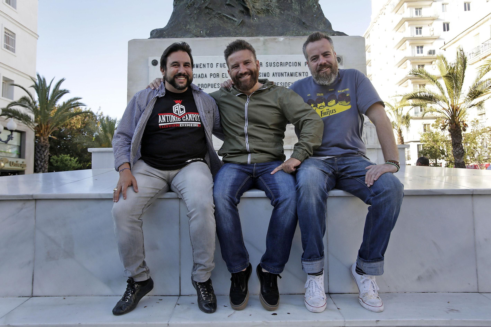 El cantaor gaditano José Anillo y los autores de comparsa Nene Cheza y José Luis Zampaña, en el monumento a Moret.