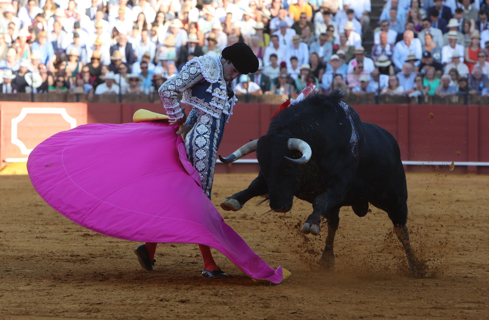 Imágenes de la corrida de toros en la Feria de Sevilla 2023 con El Juli, Alejandro Talavante y Tomás Rufo