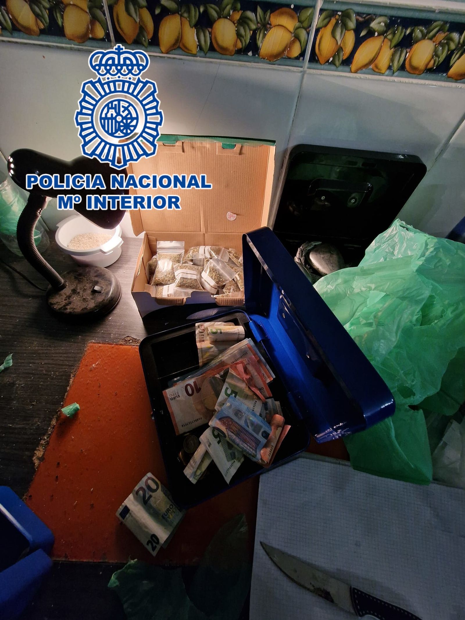 Dinero y droga encontrados en las viviendas registradas.