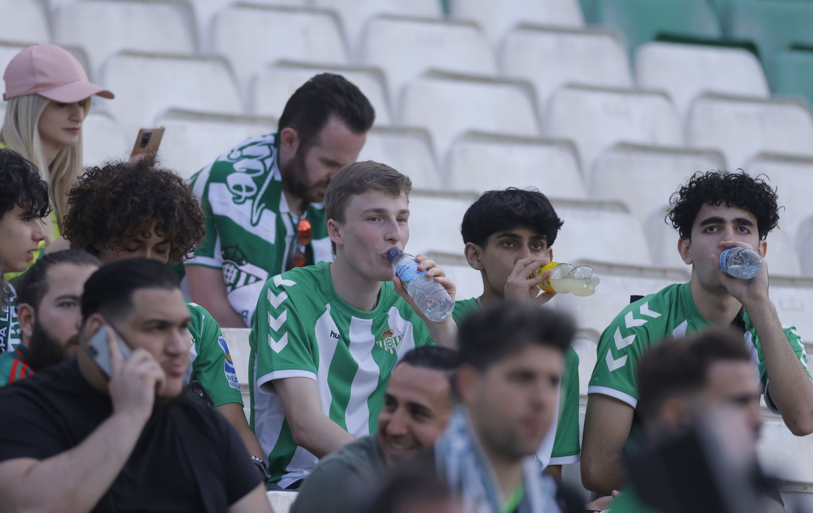 Búscate en las fotos del Betis-Manchester