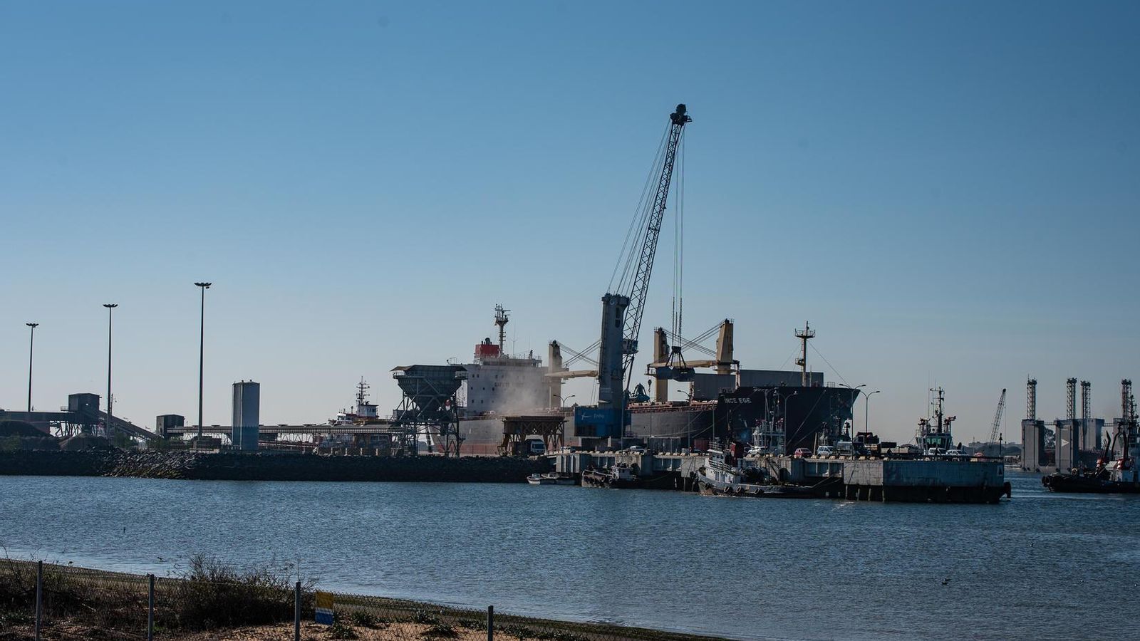 Actividades en el muelle de minerales en el Puerto Exterior.