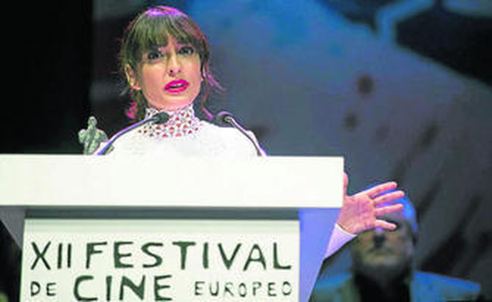 Inma Cuesta pronunciando su discurso de agradecimiento anoche en el Lopede vega de Sevilla.