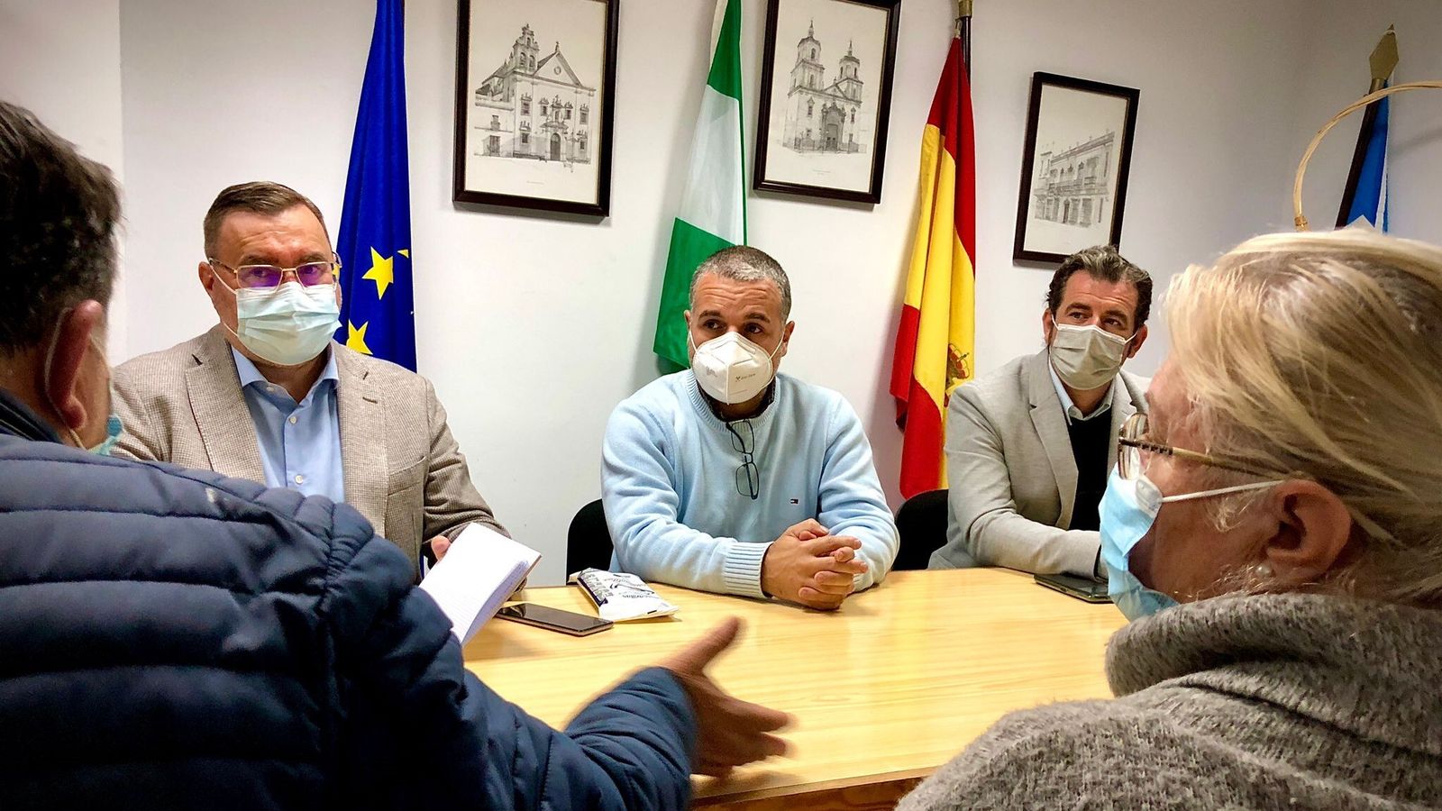 Carlos Zambrano y Francisco Paredes, en una reunión con una asociación de vecinos.