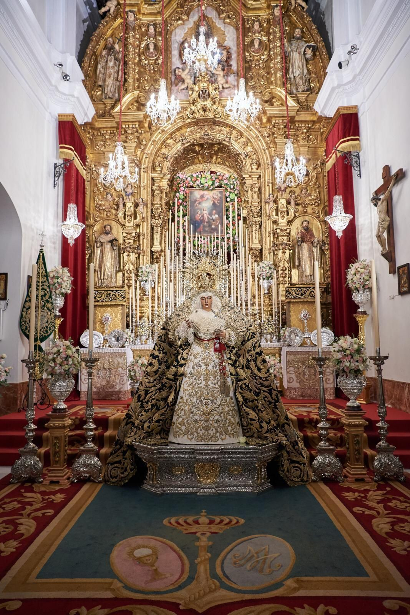 El montaje de la hermandad para los cultos de la Esperanza.