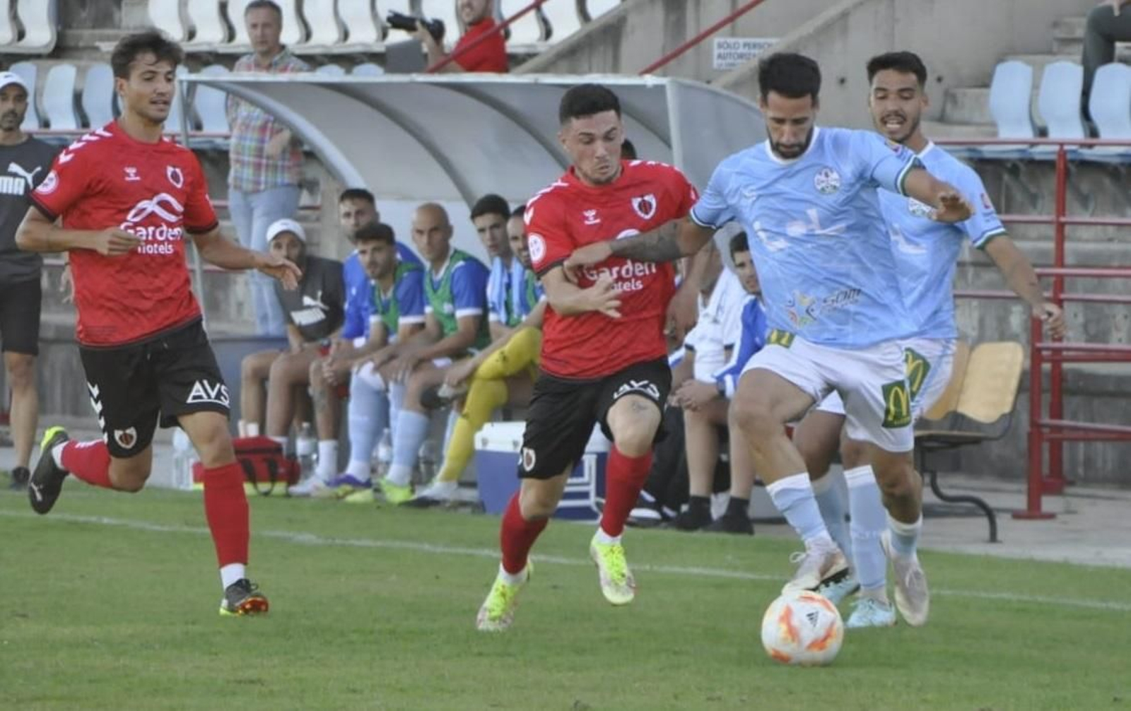 Ranchero es presionado por un jugador del Cartaya.