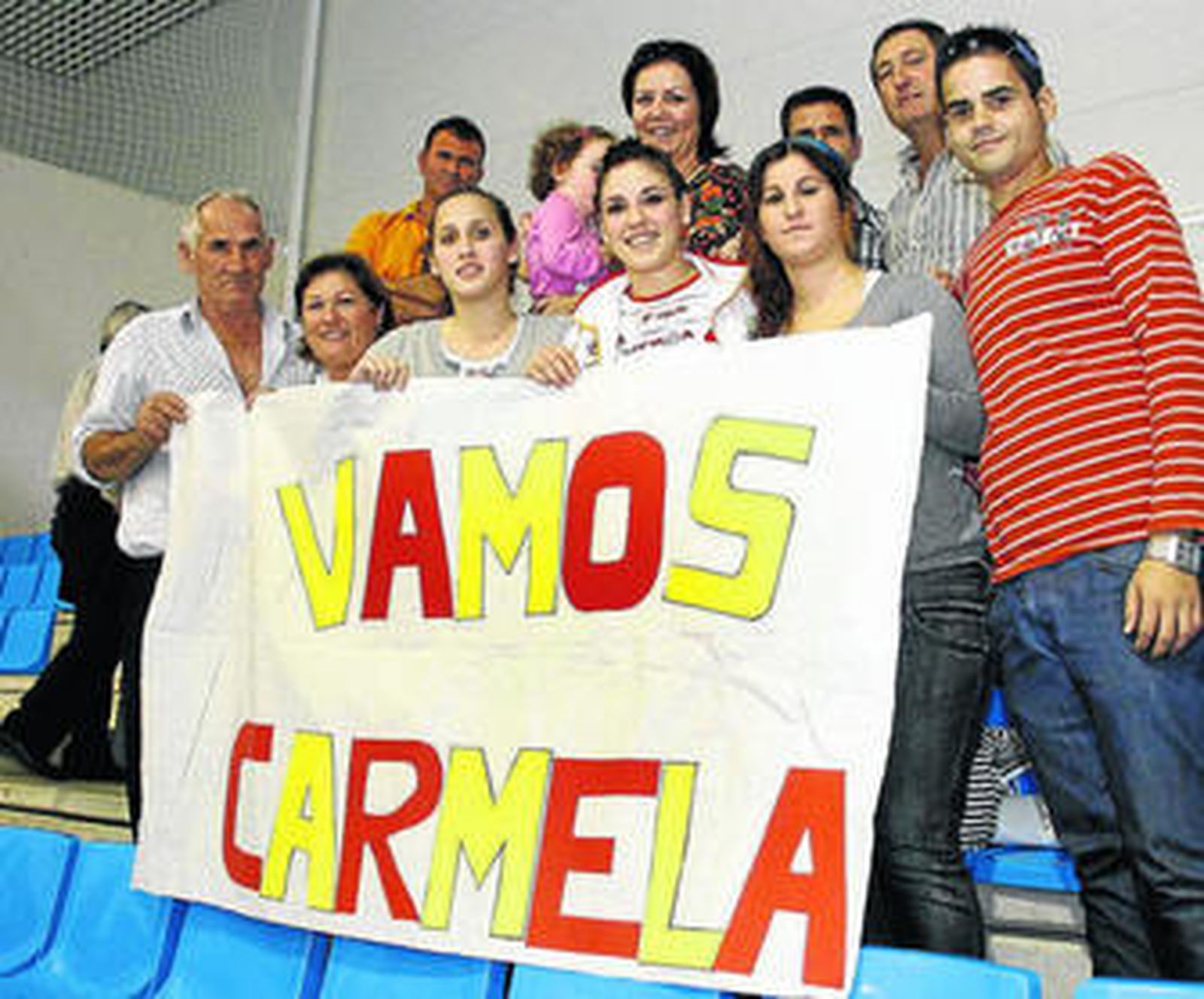 La jugadora roquetera, en la imagen con familiares y amigos que la han apoyado en el Moisés Ruiz.