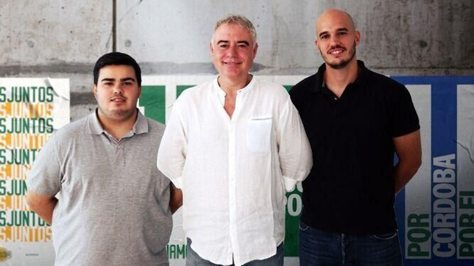 Miguel Ángel Luque, en el centro de la imagen, junto a su cuerpo técnico.