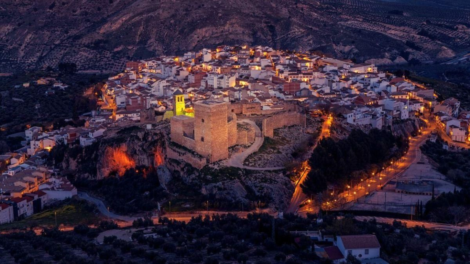 De noche, el Castillo de La Guardia cobra un ambiente muy especial a la luz de las velas.