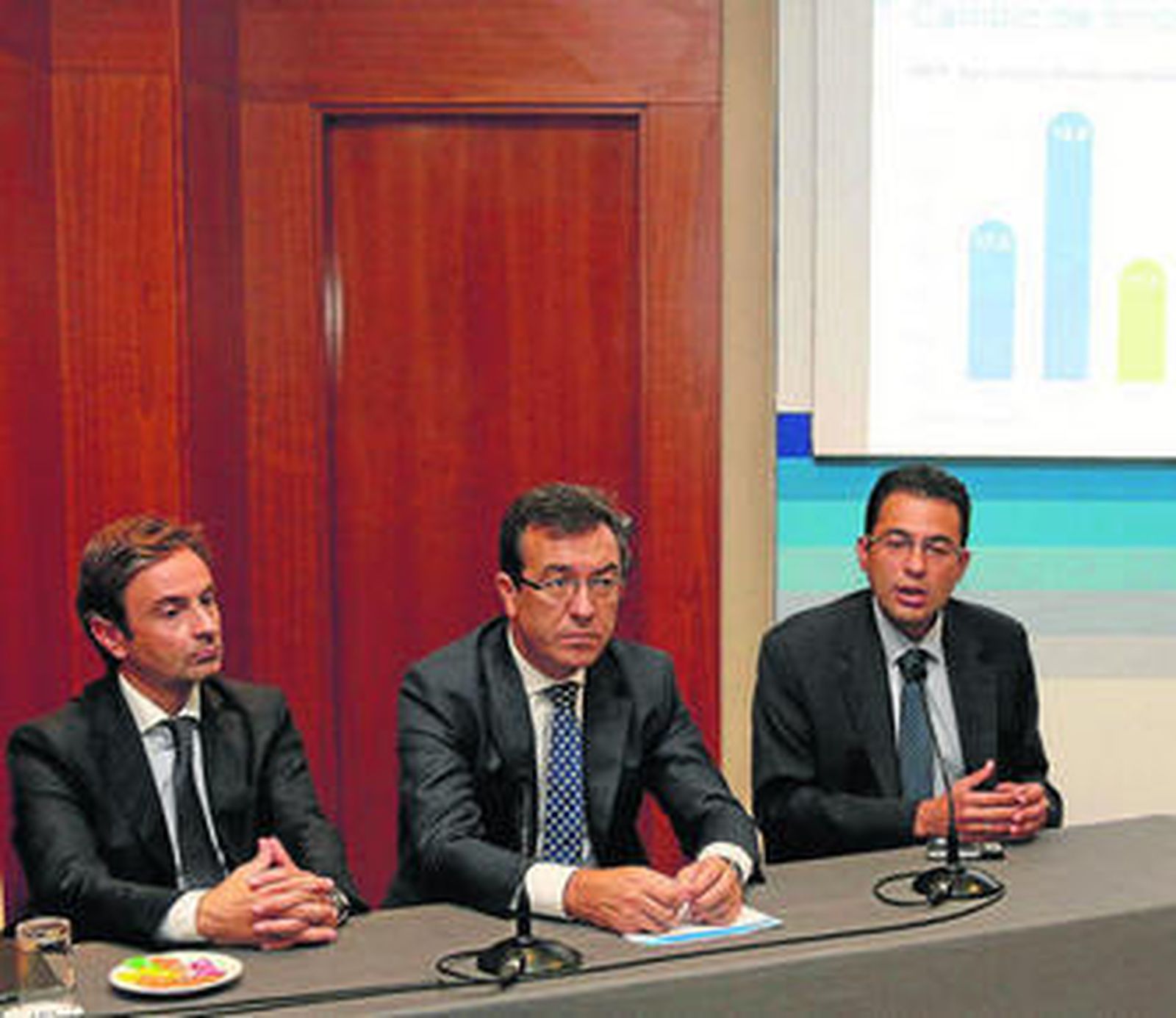 El director de Zona de BBVA en Almería, Juan Pablo López, el director de la Territorial Sur de BBVA, Javier Pérez Cardete, y el economista jefe para España de BBVA Research, Miguel Cardoso, ayer en Almería.