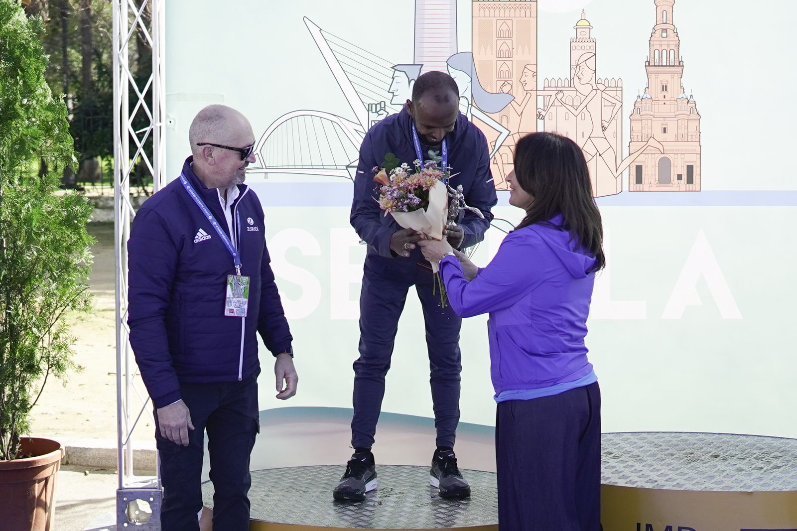 Así ha sido la entrega de premios del Zúrich Maraton de Sevilla 2026