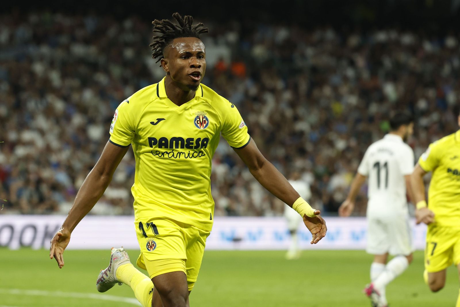 Samu Chukwueze, que cuajó un partidazo en el Bernabéu y marcó dos bellos goles, celebra su primero.