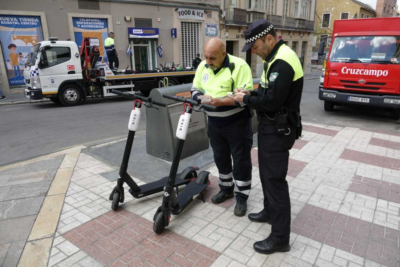 Las fotos de la retirada de patinetes eléctricos mal aparcados en Málaga