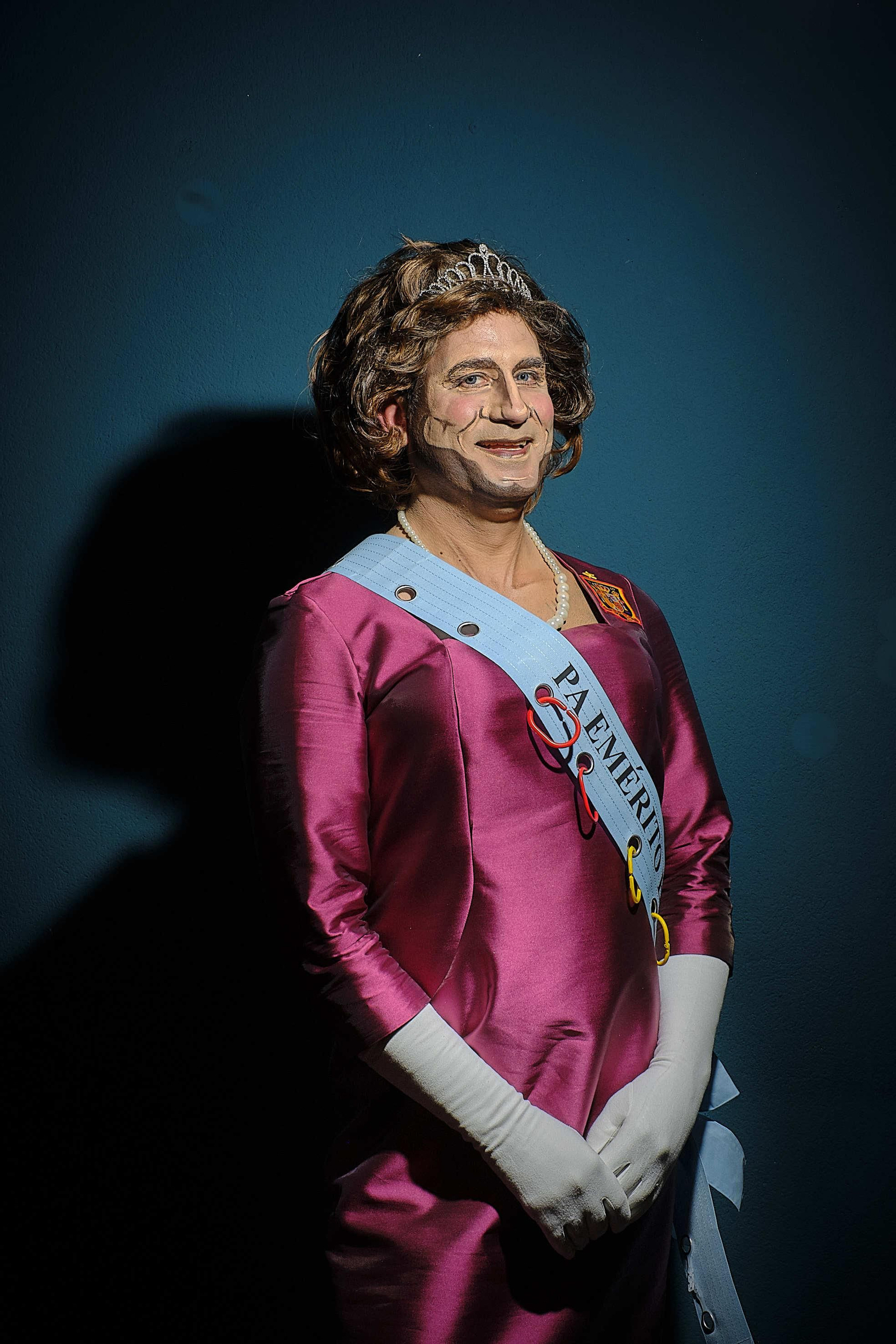 Un componente de la chirigota 'Este año ya me toca a mi', posa en el local donde se prepararon para su actuación en el teatro.