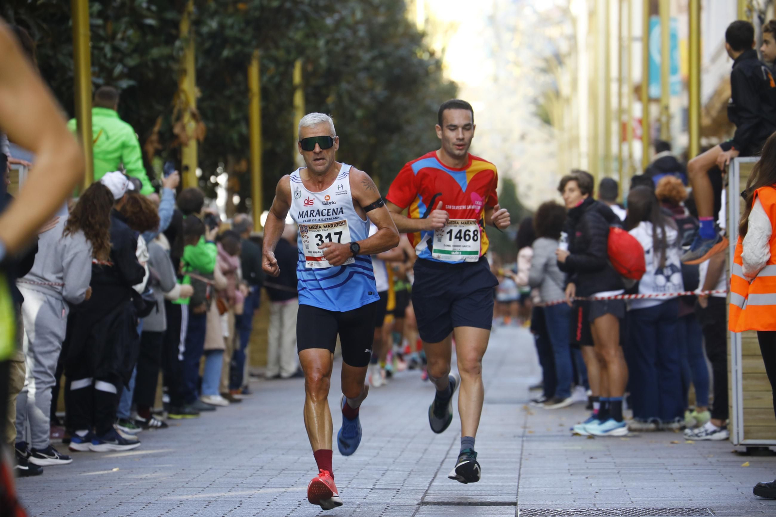 La gloria de cruzar la Puerta del Puente: las fotos de la línea de meta de la Media Maratón de Córdoba 2024