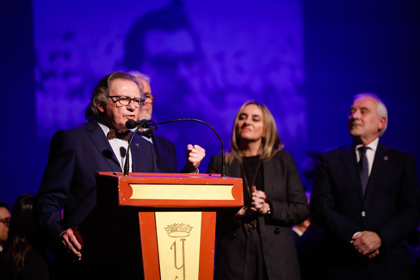 Entrega de las tapas de pregonero de la Semana Santa 2026 a Tito Ortiz