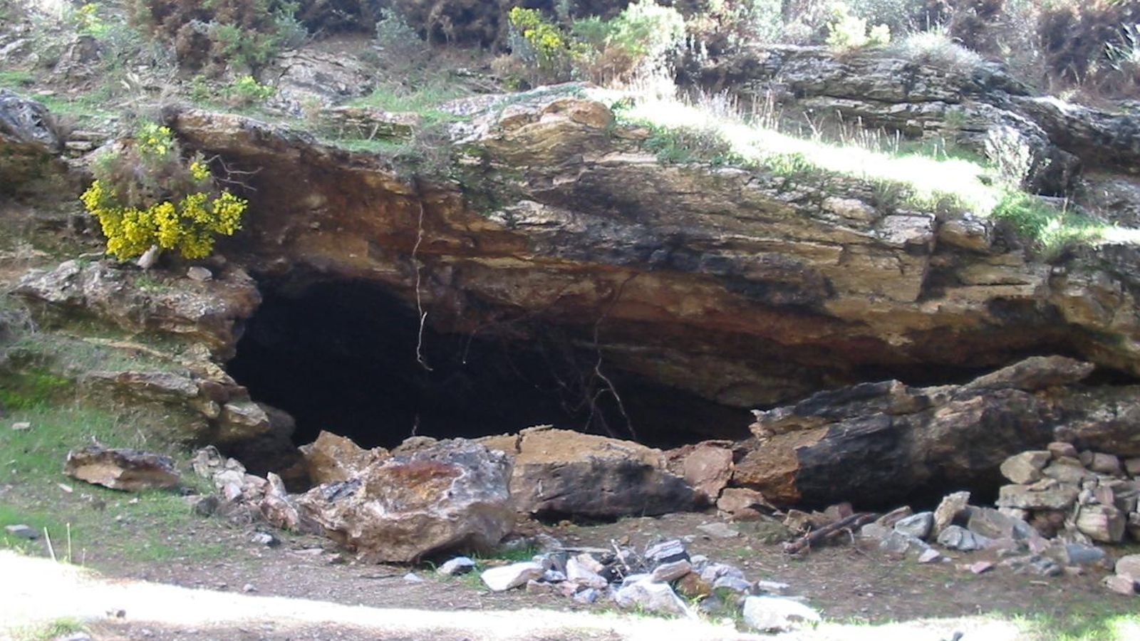 Entrada a la Cueva de los Santones.