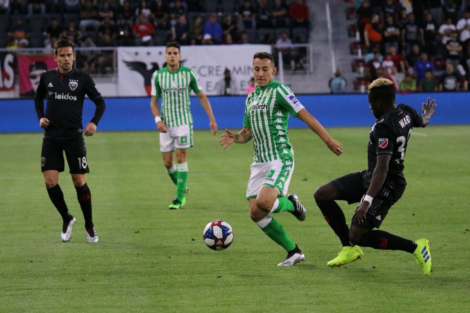 Guardado, en un lance del partido ante el D.C. United