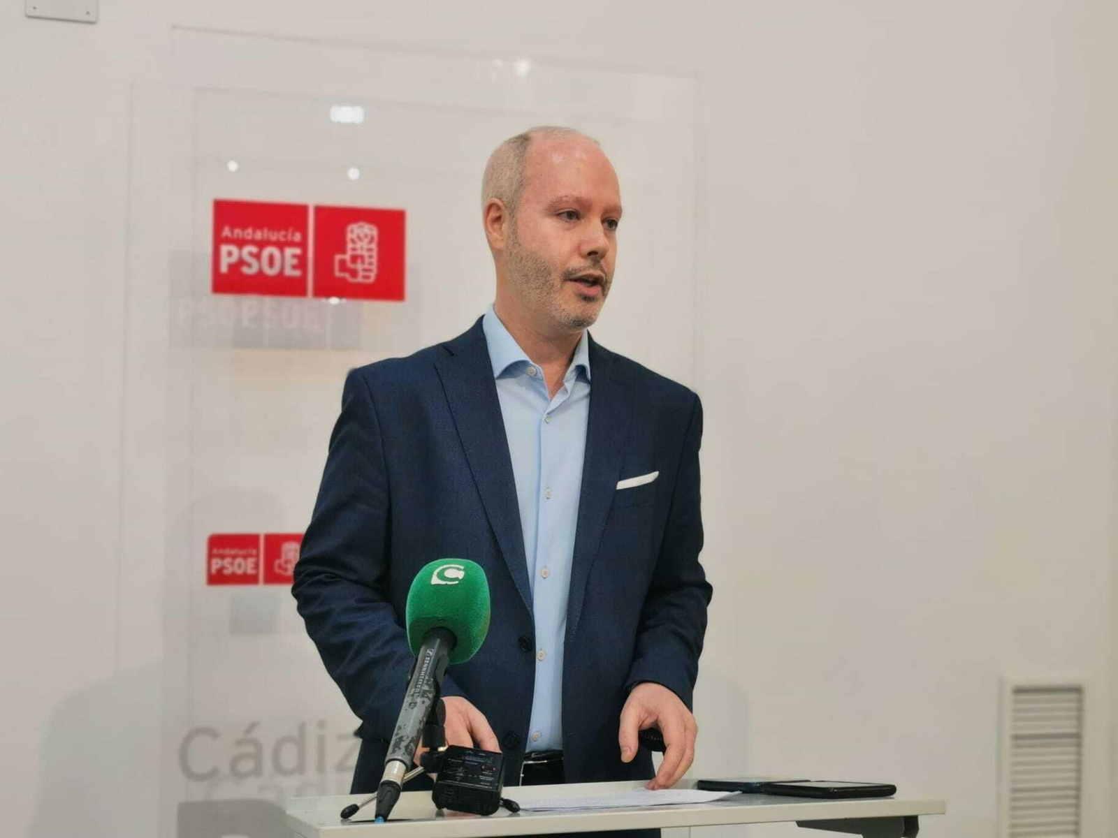 José Ramón Ortega durante su comparecencia en la sede local del PSOE de Cádiz.