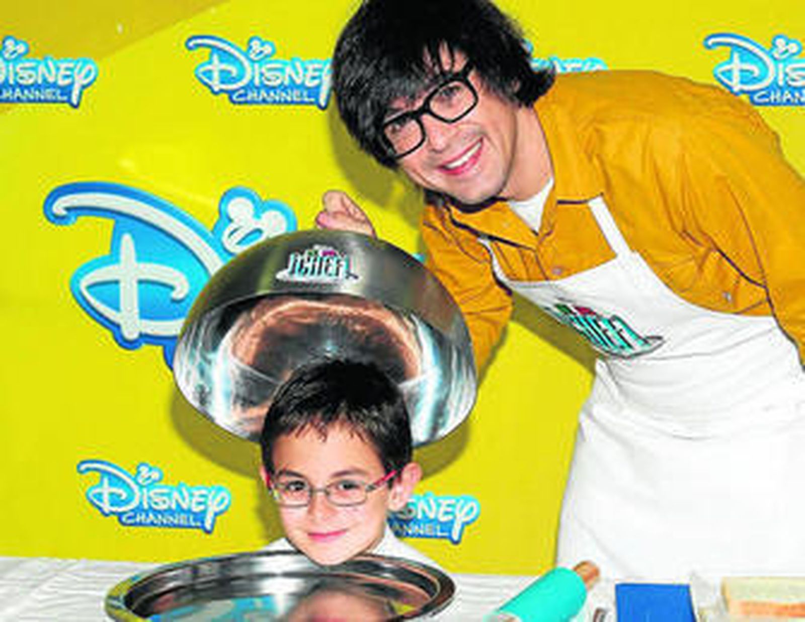 Luis Piedrahita descubre su menú: el joven chef Aimar, conductor del programa de cocina de Disney Channel.