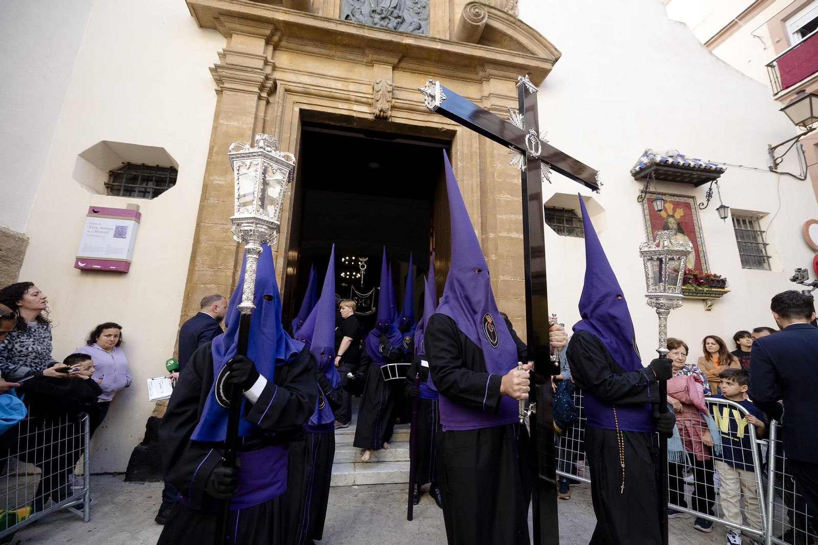 Imágenes de la salida de Siete Palabras en la Semana Santa de Cádiz 2025