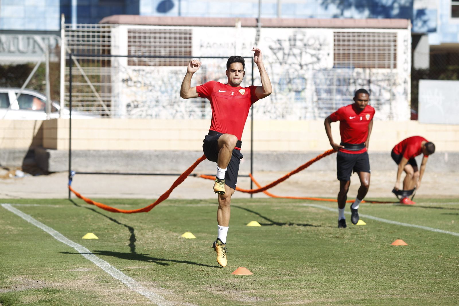 Fran y Owona realizan un ejercicio de fuerza en el campo de la Vega de Acá.
